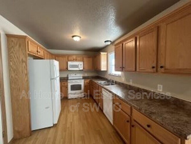 Building Photo - 631 Meadowview Dr