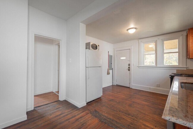 Building Photo - 1323 Columbia St