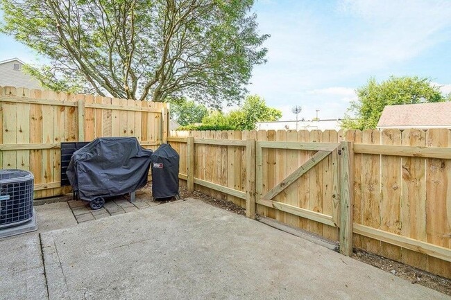 Building Photo - 7867 Meadowhaven Blvd