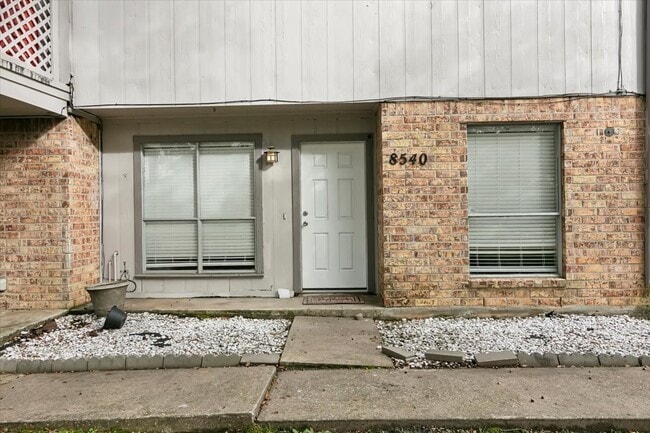 Building Photo - 8540 Glen Meadow Ln