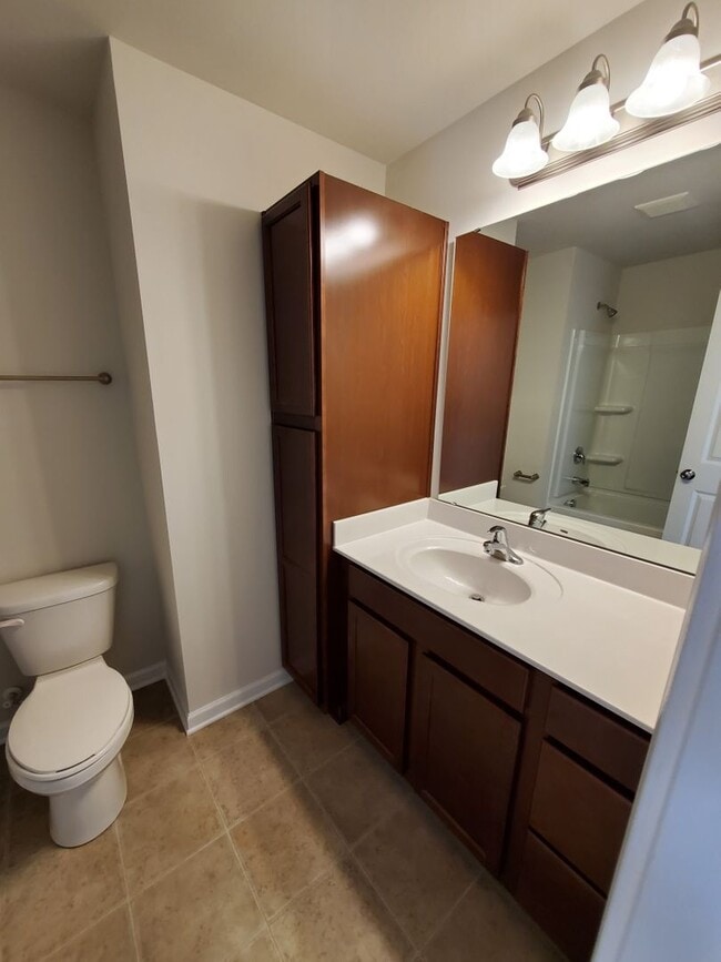 Building Photo - 3 bedroom townhome in university