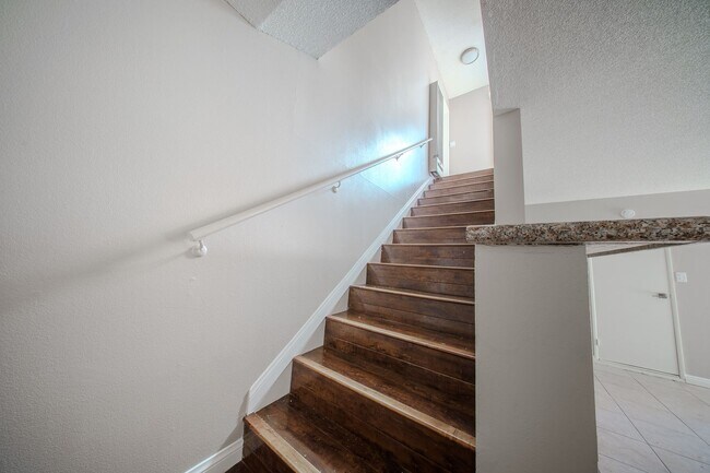 Building Photo - 2617-2619 E 17th St