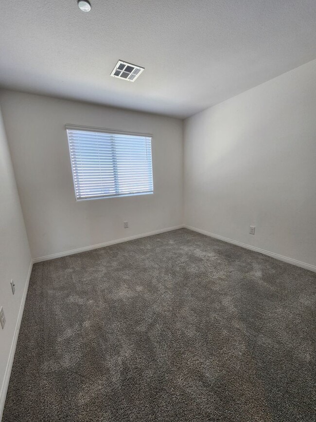 Building Photo - Modern Comfort Meets Vegas Vibes! – Utilit...