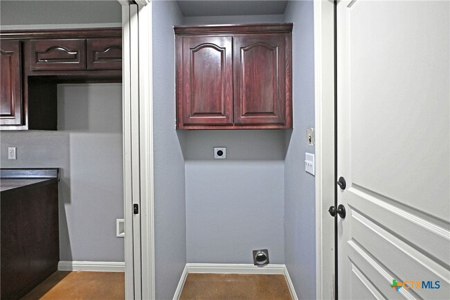 Building Photo - 2207 Hazelwood Dr