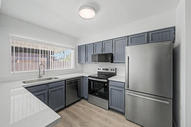 Building Photo - 935 W Santa Cruz Dr