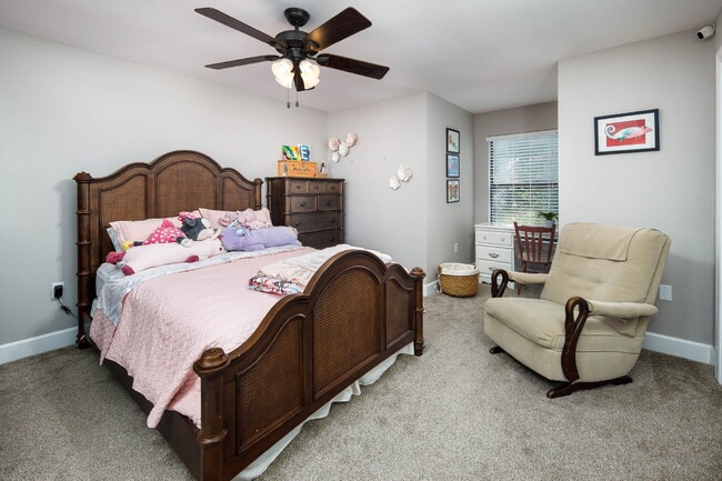 Building Photo - "Charming and Updated 3-Bed end unit townh...