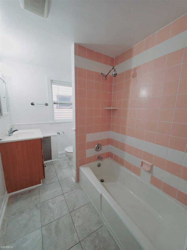 Building Photo - 2 br, 1.5 bath Townhome - 53 Anderson St