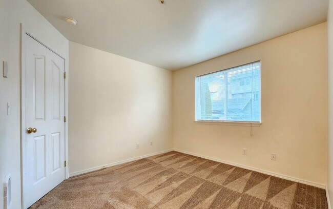 Building Photo - Everett Condo Near Boeing / Bonus 1/2 off 1st Month Rent!