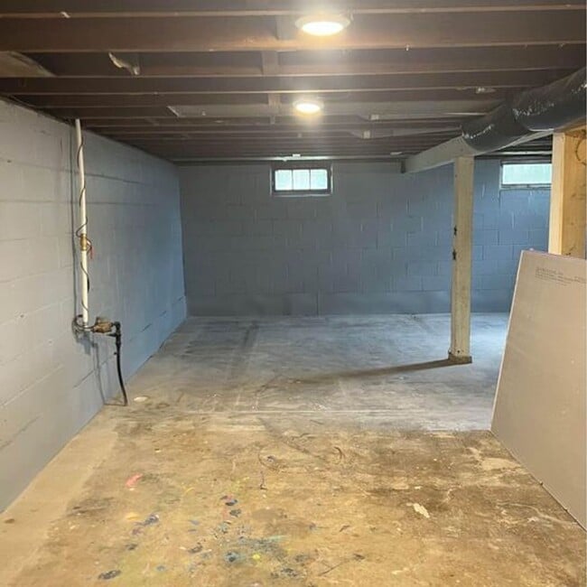 Building Photo - 2 Bedroom 1 Bathroom