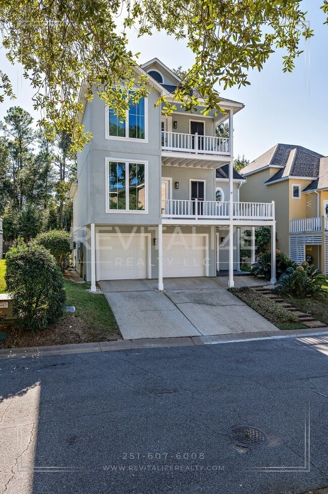 Building Photo - Charming 3-Level Home with Water Access in...