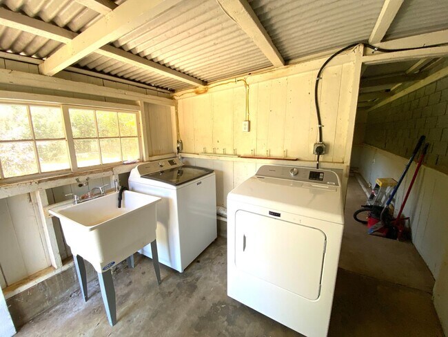 Building Photo - Charming 2-Bedroom Home in Prime Waimea Location