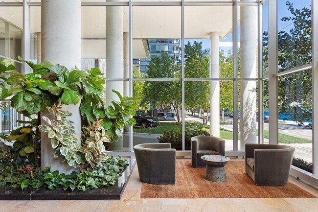 Lobby - 860 W Blackhawk St
