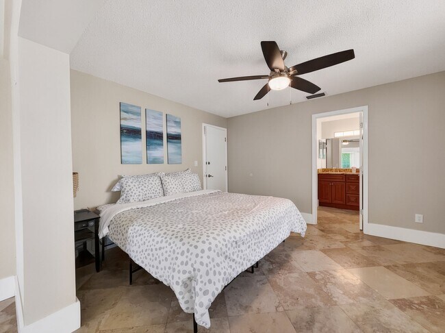 Building Photo - Discover the perfect Naples Park rental just minutes from the beach.