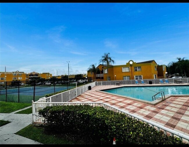 Building Photo - 9725 Fontainebleau Blvd