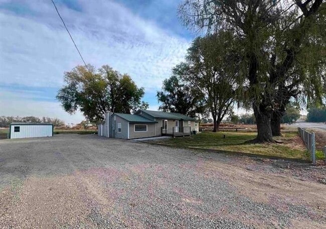 Building Photo - Country Home