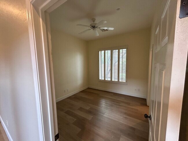 Building Photo - 42019 N Golf Crest Rd