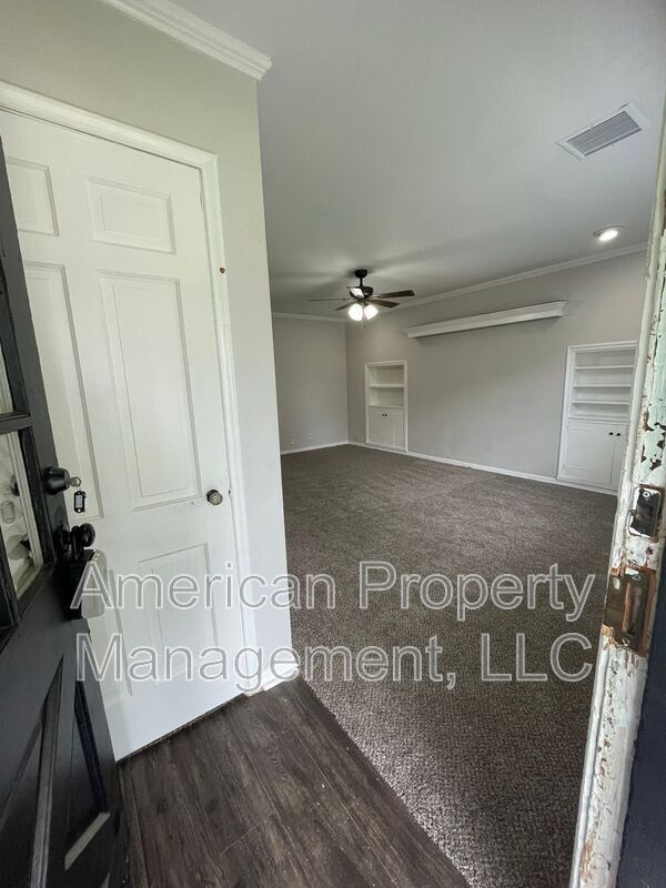 Building Photo - 718 N Gary Pl