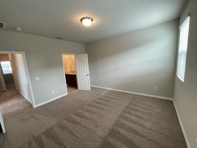 Building Photo - Spacious 3 Bedroom, 2.5 Bath Townhome in L...