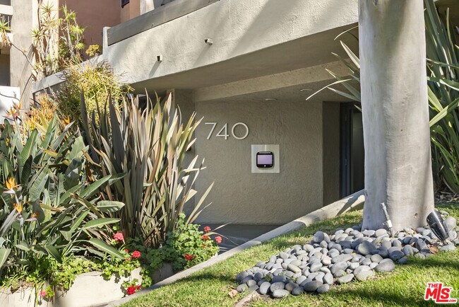 Building Photo - 740 Kings Rd