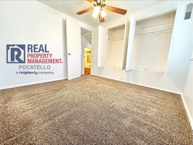 Building Photo - Spacious 4 Bed / 2 Bath Duplex | Garage + Split-Level Layout | Pet Negotiable