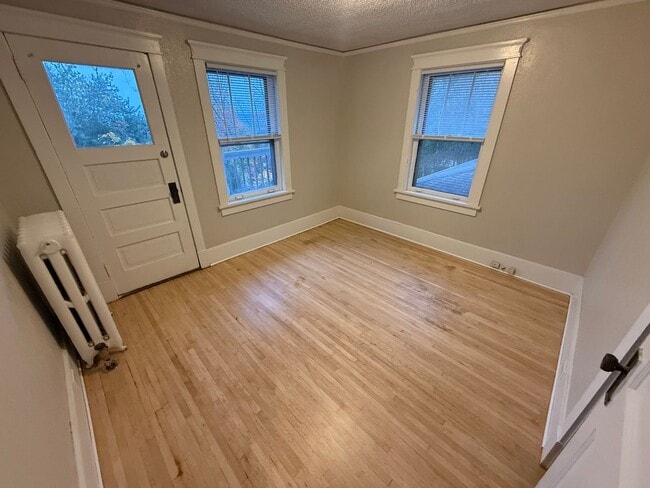 Building Photo - 6 bedroom 2 bath
