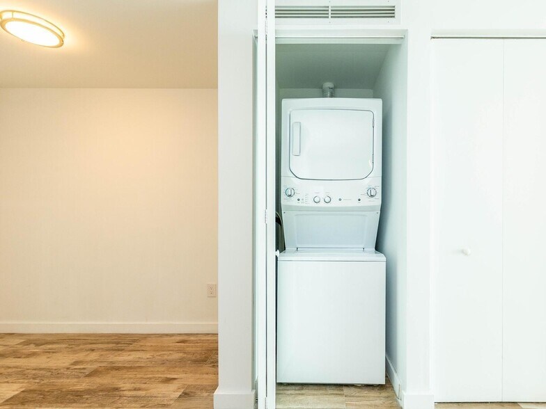 Building Photo - 650 NE 32nd St