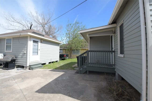 Building Photo - 6903 Palestine St