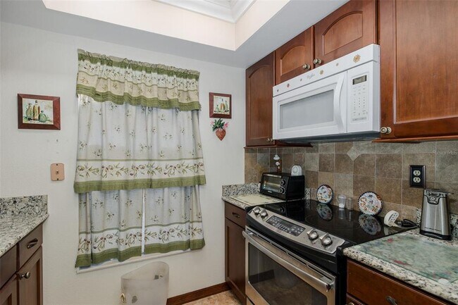 Building Photo - 8015 San Fernando Dr