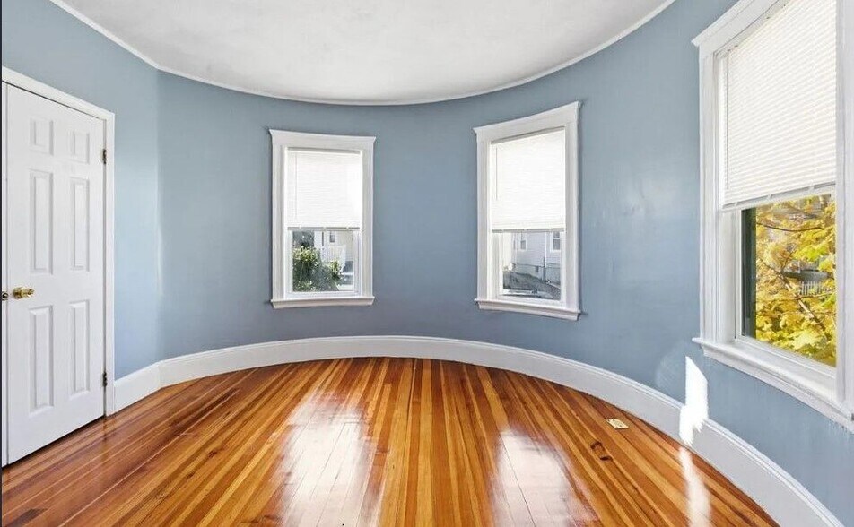 Building Photo - 20 Leslie St