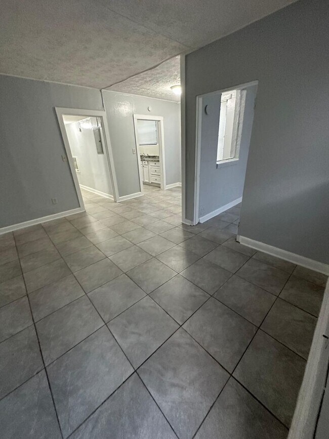 Building Photo - 1923-1925 Ella St