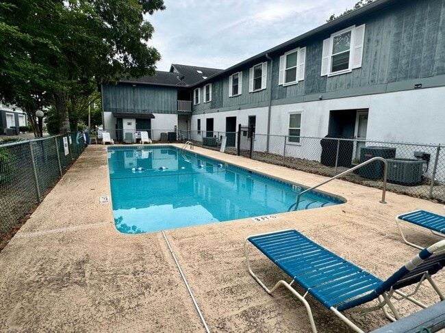 Building Photo - FULLY FURNISHED - Just steps to the beach! PERFECT FOR TRAVELING PROFESSIONALS!