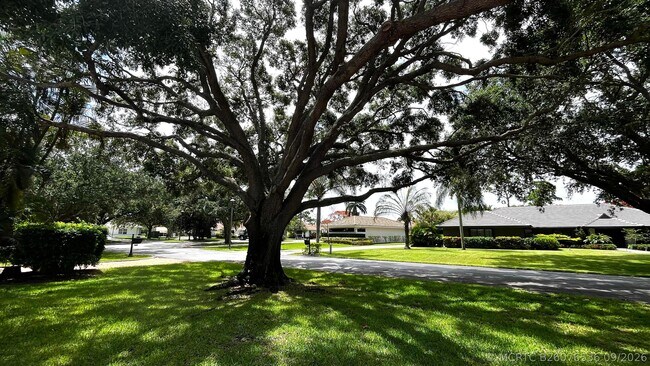Building Photo - 5125 Woodland Lakes Dr