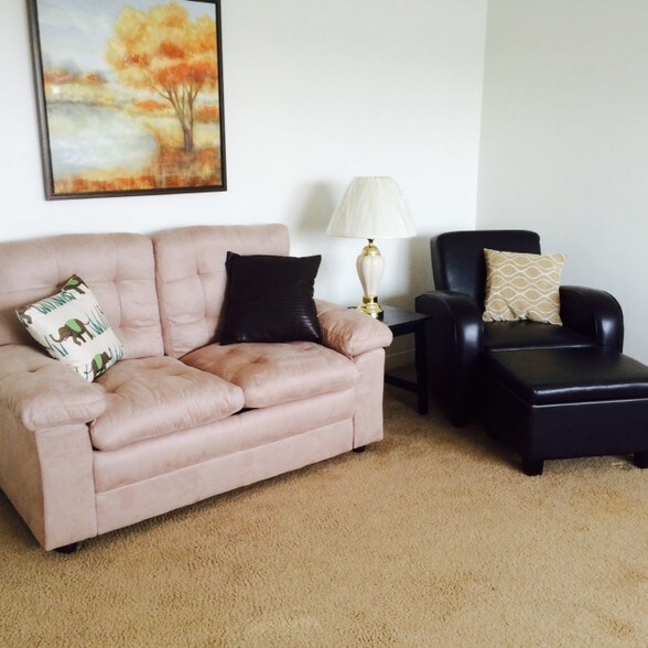 Loveseat Chair - 409 Rohrer St