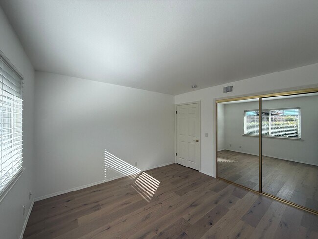 Building Photo - 2441 Iron Ridge Ct