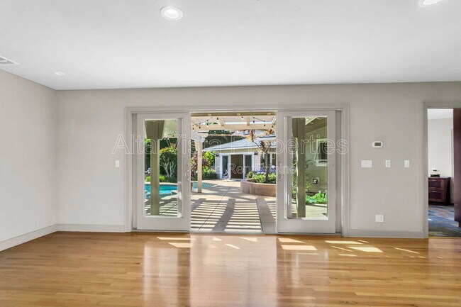 Building Photo - 5940 La Jolla Mesa Dr