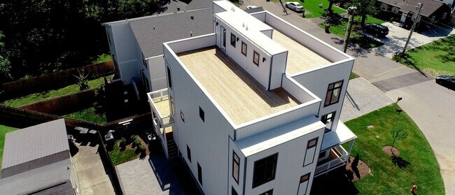 Building Photo - NEW BUILD with Rooftop!