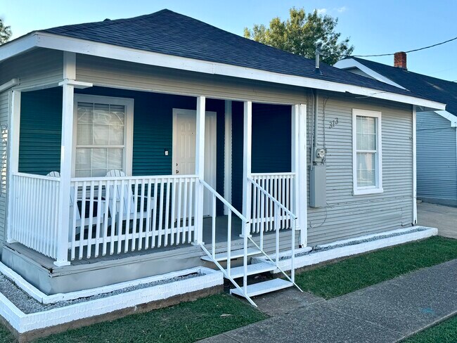 Building Photo - 313 N Llewellyn Ave