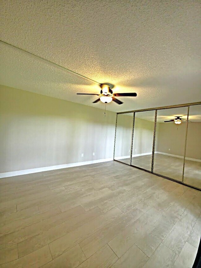 Building Photo - 5249 Cedarbend Dr