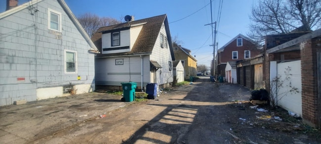 Building Photo - 616 7th St