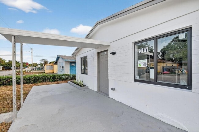 Building Photo - 917 W 2nd St