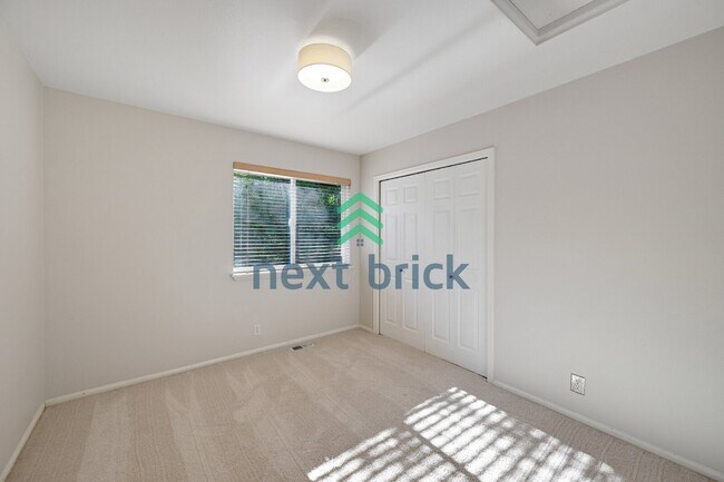 Building Photo - Quiet and Spacious 5-Bedroom Haven w/ 2.5 Baths – 2420 Sq Ft of Comfort Awaits!