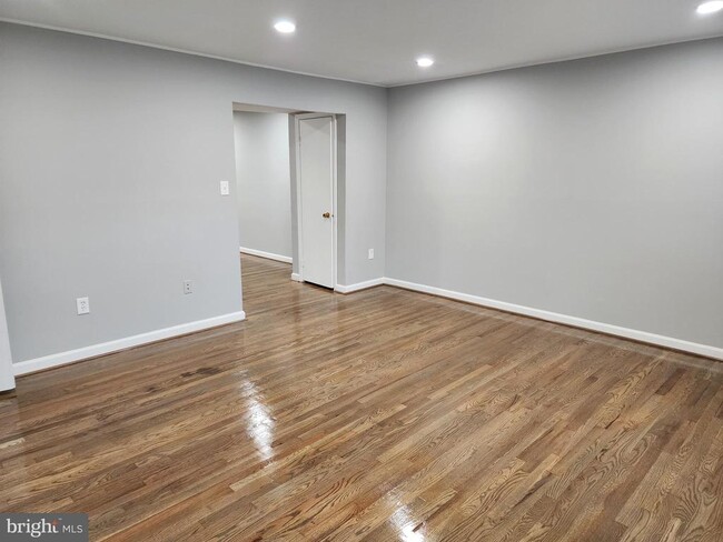 Building Photo - 14477 Village Dr