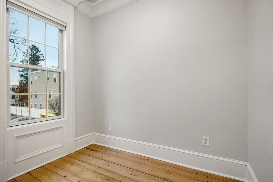 Building Photo - 703 E 4th St