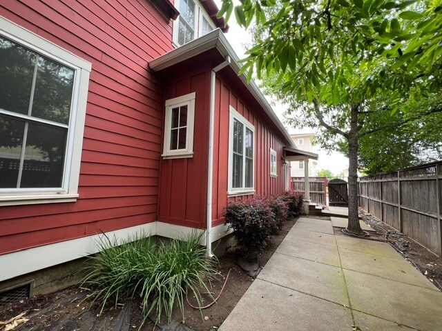 Building Photo - 2361 England St