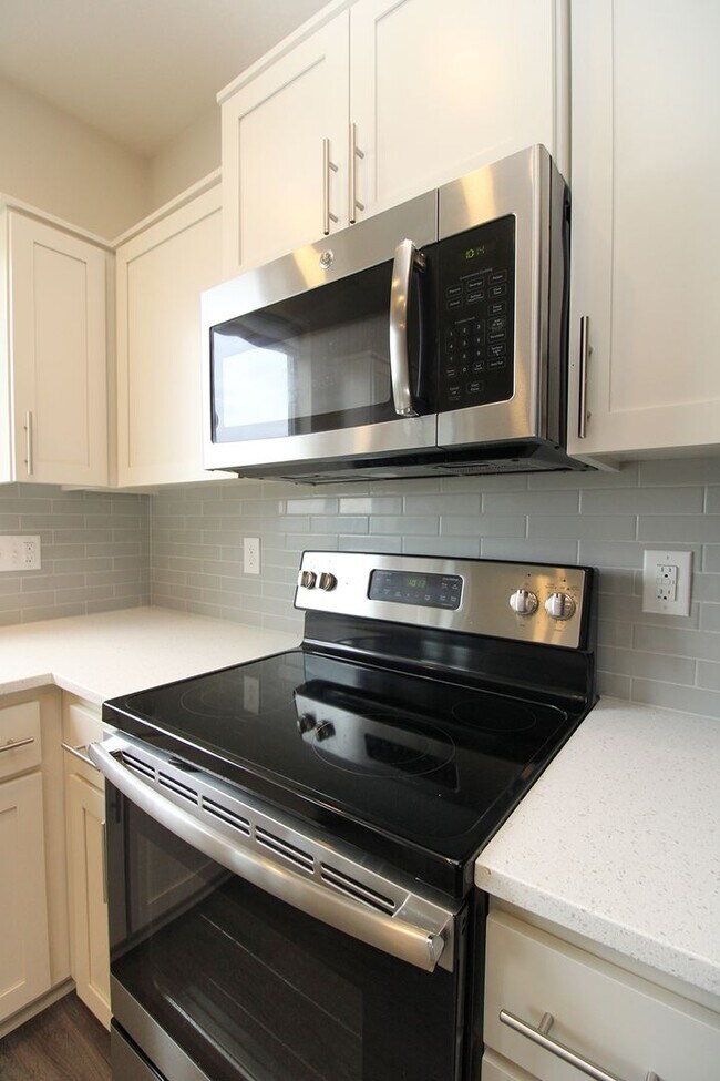Building Photo - 3 Bedroom Luxury Townhouse in Beautiful Happy Valley