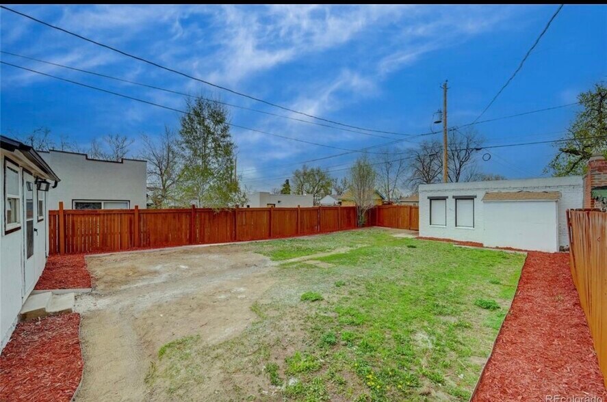 Fenced backyard - 3136 N Elizabeth St