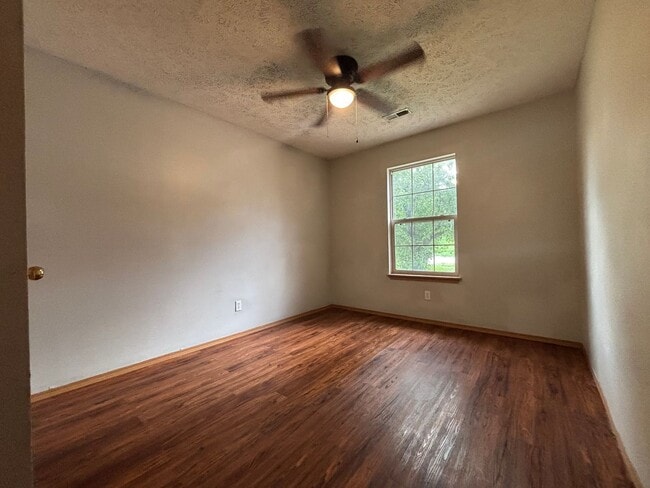 Building Photo - Recently remodeled 3 bedroom 2 full bathro...