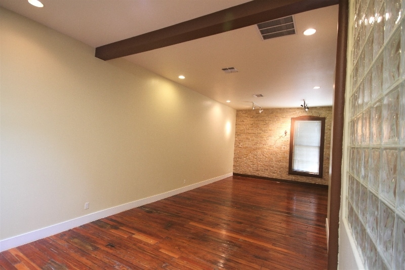 Building Photo - 319 S Flores St