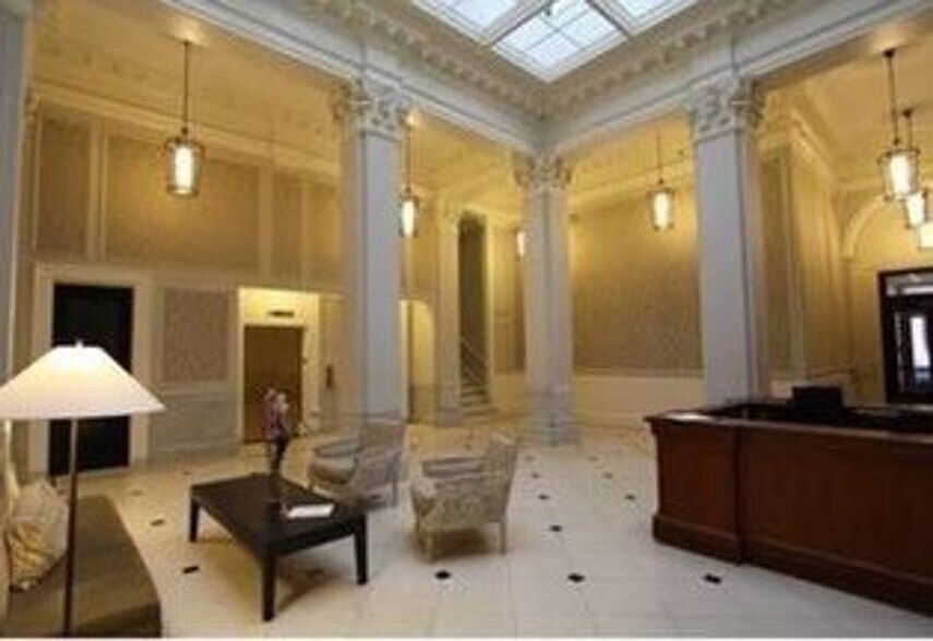 Gorgeous Lobby with COncierge - 21 Beacon