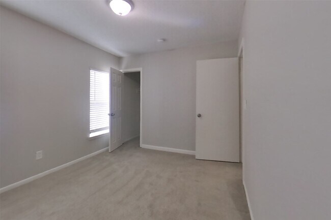 Building Photo - 2610 Townhall Ln